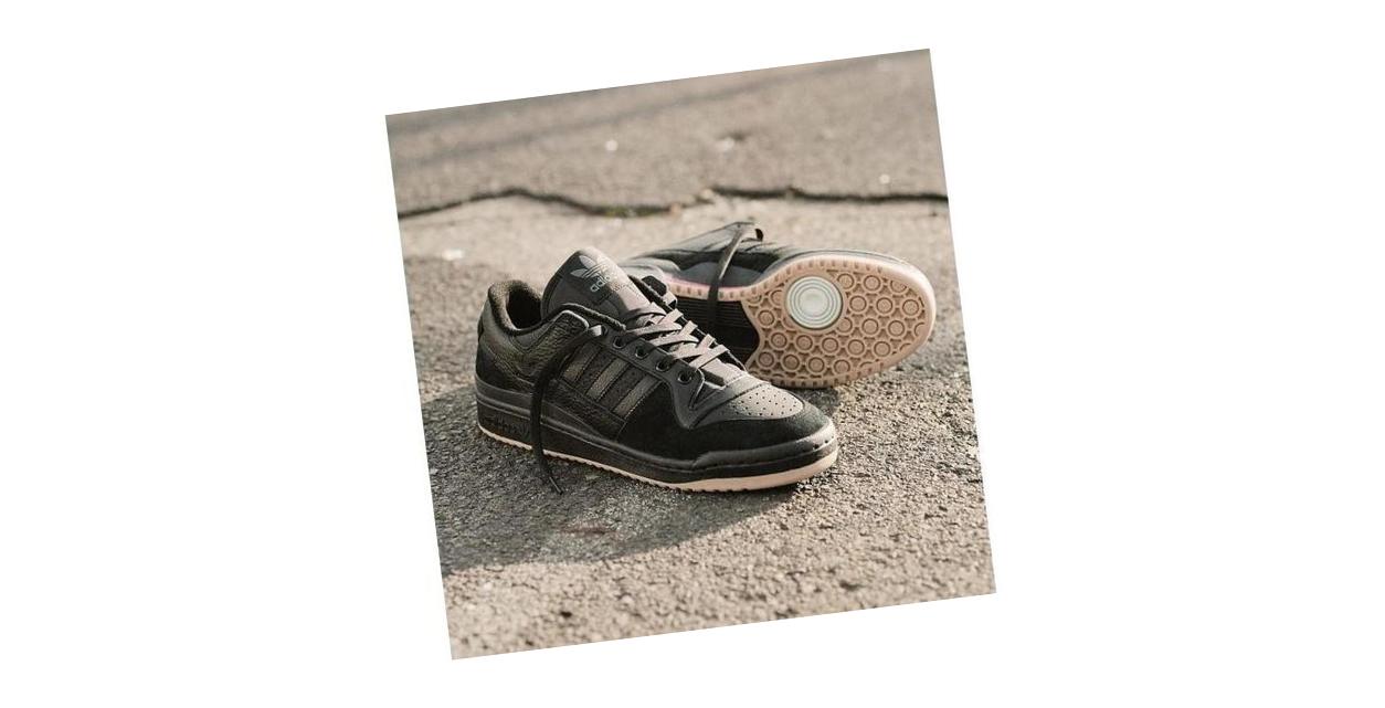 adidas Forum 84 Low ADV Core Black / Core Black / Vivid Red